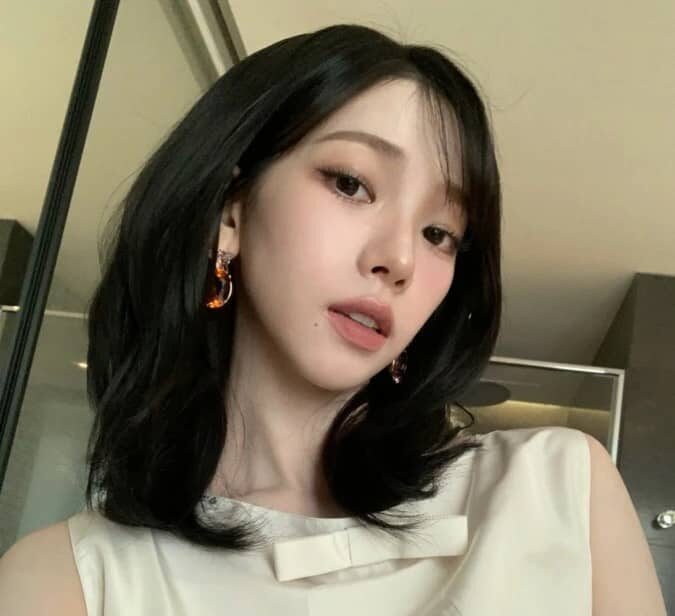 2026年も流行ること間違いなし！韓国アイドルにも人気の「ミディアムレイヤーヘア」まとめ💇🏻‍♀️🎀